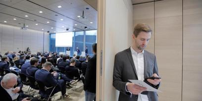 "Deutschlands bekanntester Clubhouse-Moderator" berichtet....