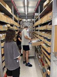 Die Azubis beim Einlagern der Retouren 