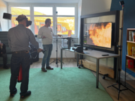 Brandschutzbeauftragter probiert den VR-Trainer Flamecoach aus
