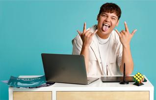 Frau posiert vor gelben Spinden in lässigem Outfit.